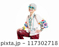 おしゃれと自由な自己表現を楽しむ グレイヘア シニア女性 60代 70代 117302718