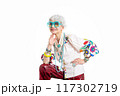 おしゃれと自由な自己表現を楽しむ グレイヘア シニア女性 60代 70代 117302719