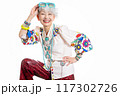 おしゃれと自由な自己表現を楽しむ グレイヘア シニア女性 60代 70代 117302726