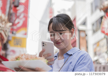 スマホで撮影している若い女性 スマホで撮影している若い女性 117303079