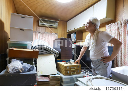 遺品を整理するシニア 117303134