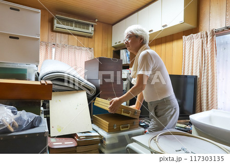 遺品を片付けるシニア 遺品を片付けるシニア 117303135