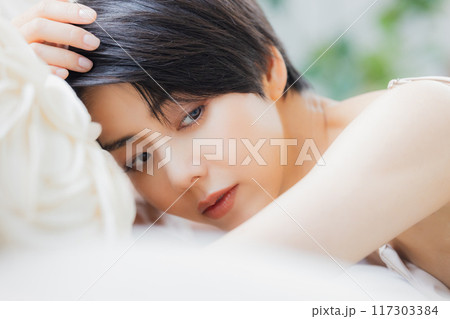 ショートヘアの女性のビューティイメージ ショートヘアの女性のビューティイメージ 117303384