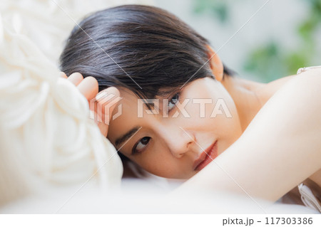 ショートヘアの女性のビューティイメージ　 117303386