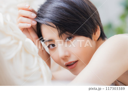 ショートヘアの女性のビューティイメージ ショートヘアの女性のビューティイメージ 117303389