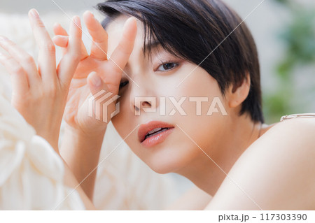 ショートヘアの女性のビューティイメージ ショートヘアの女性のビューティイメージ 117303390