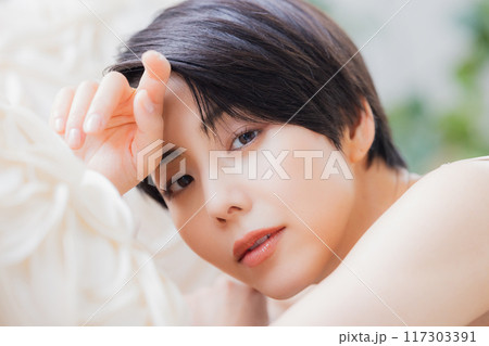 ショートヘアの女性のビューティイメージ ショートヘアの女性のビューティイメージ 117303391