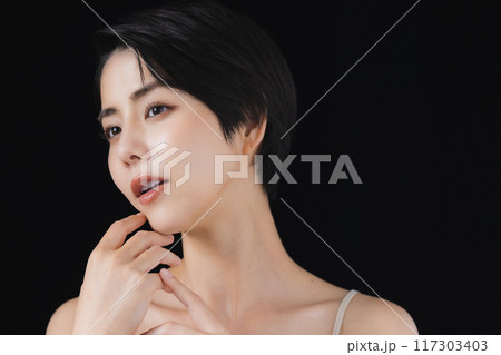 ショートヘアの女性のビューティイメージ ショートヘアの女性のビューティイメージ 117303403