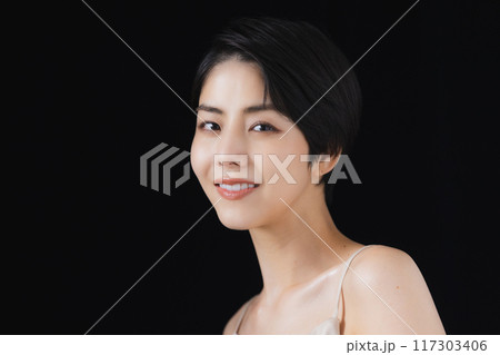 ショートヘアの女性のビューティイメージ ショートヘアの女性のビューティイメージ 117303406