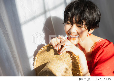 麦わら帽子をかぶった女性のポートレート 麦わら帽子をかぶった女性のポートレート 117303439