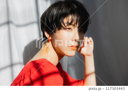 麦わら帽子をかぶった女性のポートレート 麦わら帽子をかぶった女性のポートレート 117303443