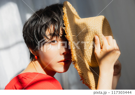 麦わら帽子をかぶった女性のポートレート 麦わら帽子をかぶった女性のポートレート 117303444