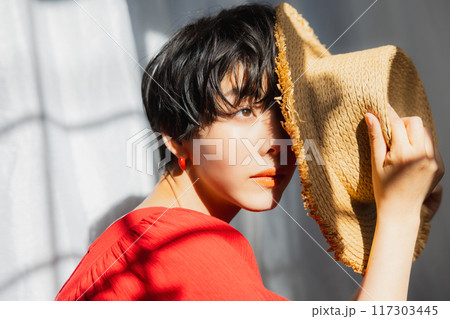 麦わら帽子をかぶった女性のポートレート 麦わら帽子をかぶった女性のポートレート 117303445