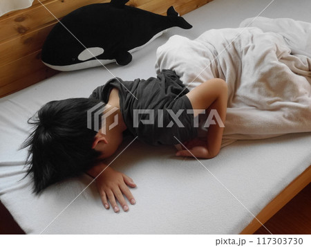 うつ伏せで寝る男の子 うつ伏せで寝る男の子 117303730