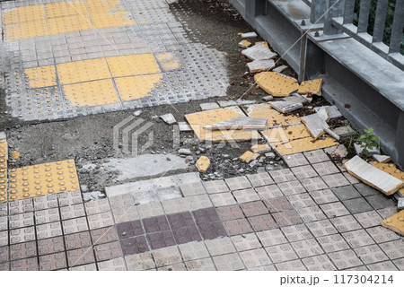 歩道橋のスロープ タイルの欠損 歩道橋のスロープ タイルの欠損 117304214