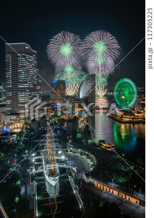 横浜みなとみらいの夜景に上がる打ち上げ花火 (みなとみらいスマートフェスティバル ) 横浜みなとみらいの夜景に上がる打ち上げ花火 (みなとみらいスマートフェスティバル ) 117305225