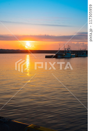 朝日に染まる漁港 117305959