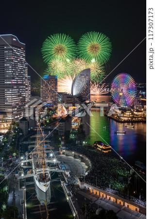 横浜みなとみらいの夜景に上がる打ち上げ花火　(みなとみらいスマートフェスティバル ) 117307173