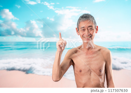 ビーチで楽しく過ごす高齢の男性 ビーチで楽しく過ごす高齢の男性 117307630