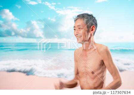 ビーチで楽しく過ごす高齢の男性 ビーチで楽しく過ごす高齢の男性 117307634