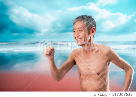 ビーチで楽しく過ごす高齢の男性 117307638