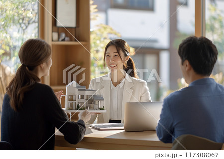 住宅購入のイメージ　 117308067