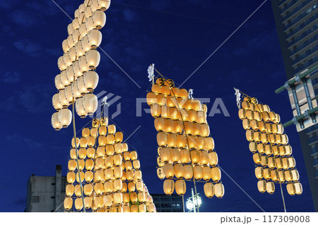 東北の夏祭り　秋田竿燈まつりの竿燈　秋田県秋田市 117309008