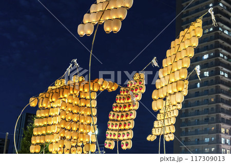 東北の夏祭り 秋田竿燈まつりの竿燈 秋田県秋田市 東北の夏祭り 秋田竿燈まつりの竿燈 秋田県秋田市 117309013