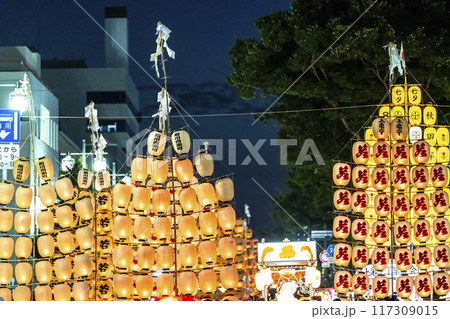 東北の夏祭り　秋田竿燈まつりの竿燈　秋田県秋田市 117309015