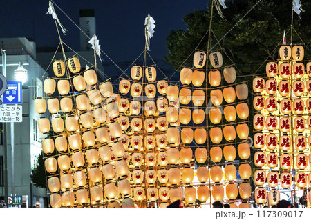 東北の夏祭り　秋田竿燈まつりの竿燈　秋田県秋田市 117309017