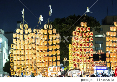 東北の夏祭り　秋田竿燈まつりの竿燈　秋田県秋田市 117309018