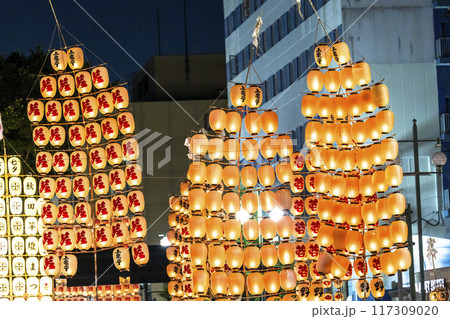 東北の夏祭り　秋田竿燈まつりの竿燈　秋田県秋田市 117309020