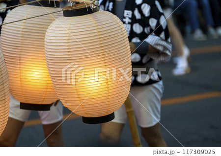 東北の夏祭り　秋田竿燈まつりの竿燈　秋田県秋田市 117309025