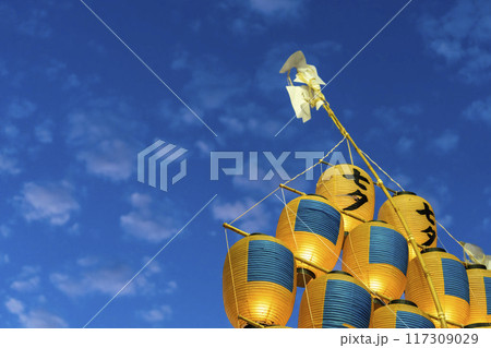 東北の夏祭り　秋田竿燈まつりの竿燈　秋田県秋田市 117309029