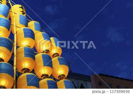東北の夏祭り 秋田竿燈まつりの竿燈 秋田県秋田市 東北の夏祭り 秋田竿燈まつりの竿燈 秋田県秋田市 117309030