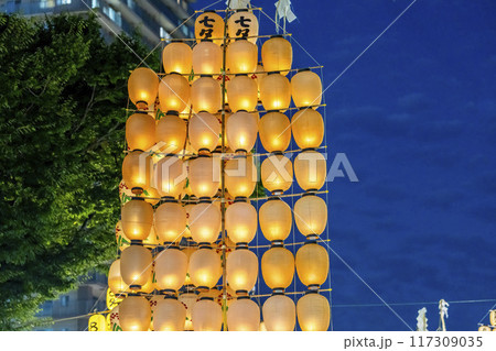 東北の夏祭り 秋田竿燈まつりの竿燈 秋田県秋田市 東北の夏祭り 秋田竿燈まつりの竿燈 秋田県秋田市 117309035