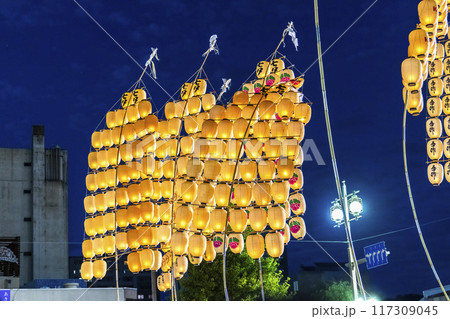 東北の夏祭り　秋田竿燈まつりの竿燈　秋田県秋田市 117309045