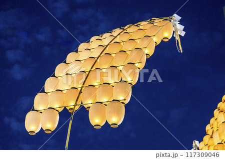 東北の夏祭り　秋田竿燈まつりの竿燈　秋田県秋田市 117309046