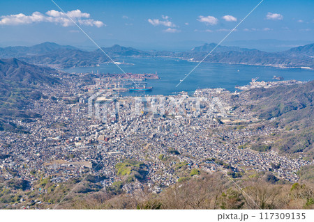 【灰ヶ峰展望台より呉市内を一望】 広島県呉市栃原町 【灰ヶ峰展望台より呉市内を一望】 広島県呉市栃原町 117309135