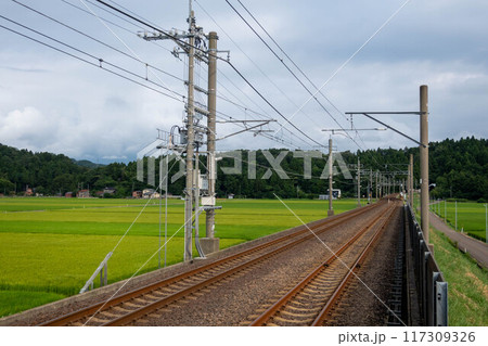 くびき駅ホームから見るほくほく線の線路 新潟県上越市 くびき駅ホームから見るほくほく線の線路 新潟県上越市 117309326