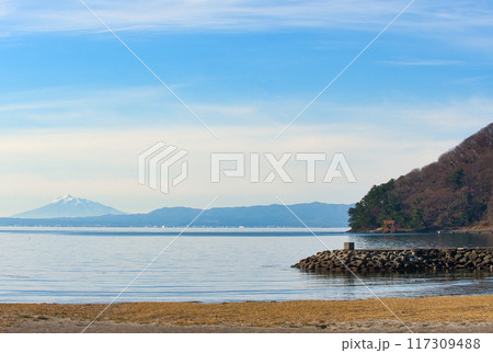 浅虫海岸から見る岩木山と湯ノ島の弁財天宮の風景 117309488