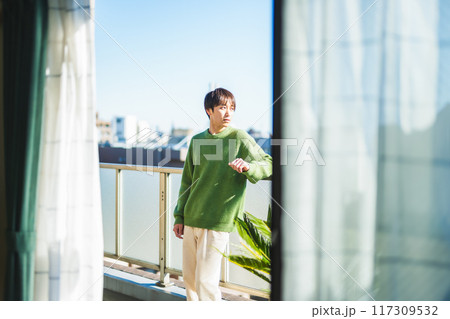 ベランダでの屋外メンズポートレート 117309532