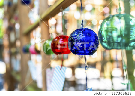 夏の熊野神社(熊野大社)　風鈴の飾り「かなで」　山形県南陽市 117309613