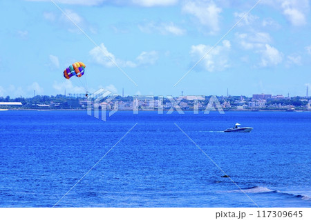 沖縄でのパラセーリングの様子 117309645