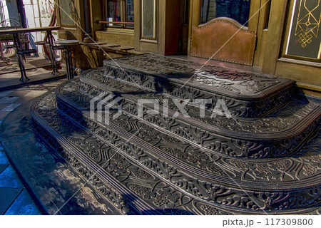 Beautiful metal staircase with patterns.A metal staircase in front of the entrance to the establishment has five rounded steps. Beautiful metal staircase with patterns.A metal staircase in front of the entrance to the establishment has five rounded steps. 117309800