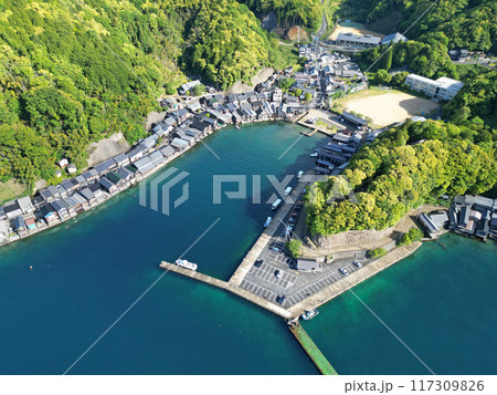 京都府伊根町の伊根港上空から町並みの空撮 117309826