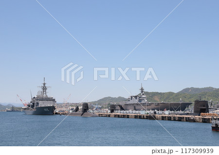 呉港に停泊する海上自衛隊の艦船 呉港に停泊する海上自衛隊の艦船 117309939