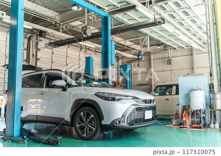 自動車整備工場・ピットにある自動車 117310075