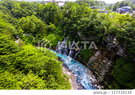 【北海道_美瑛_白髭の滝】青い色と白い滝のコントラストがよく映える、青い池  117310138