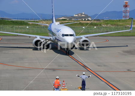 岩国錦帯橋空港のスポットに入る旅客機　空港イメージ　到着イメージ 117310195